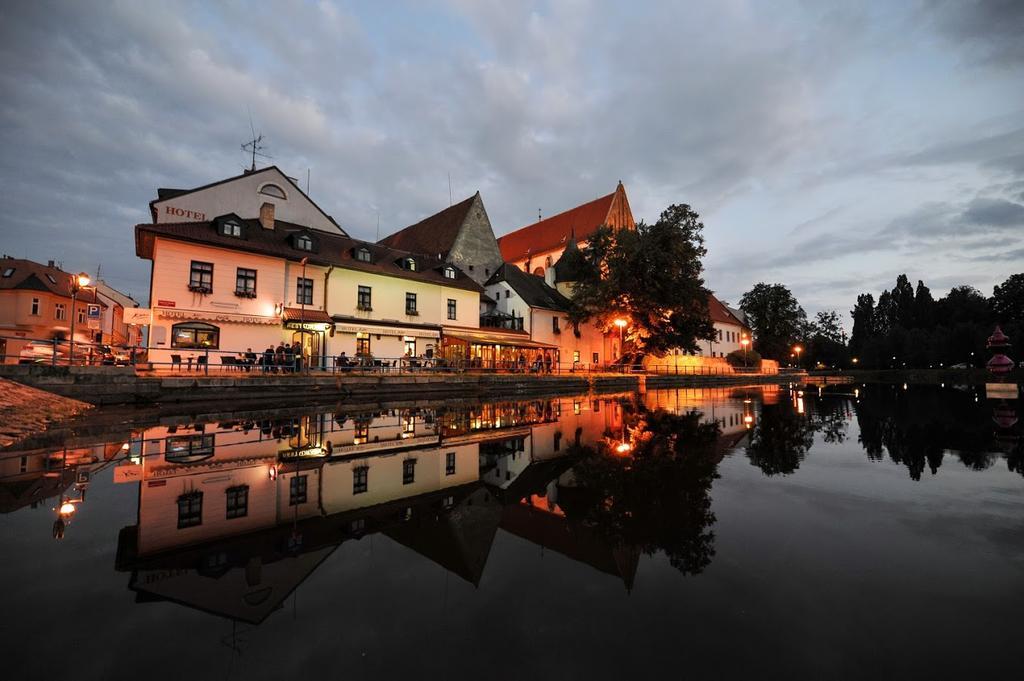 Hotel Klika เชสเกบูดิเยโจวิตเซ ภายนอก รูปภาพ